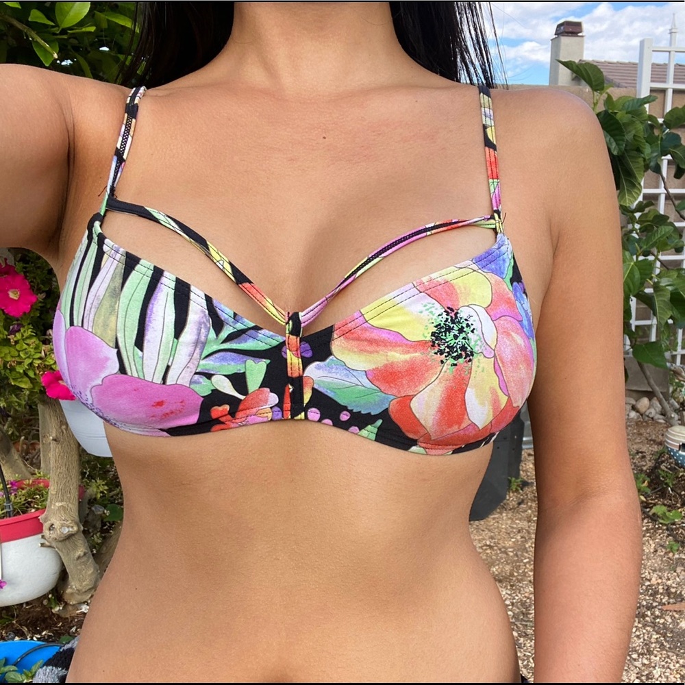 Cut-Out Strappy Floral Bra / Bralette Swim Top 🌼